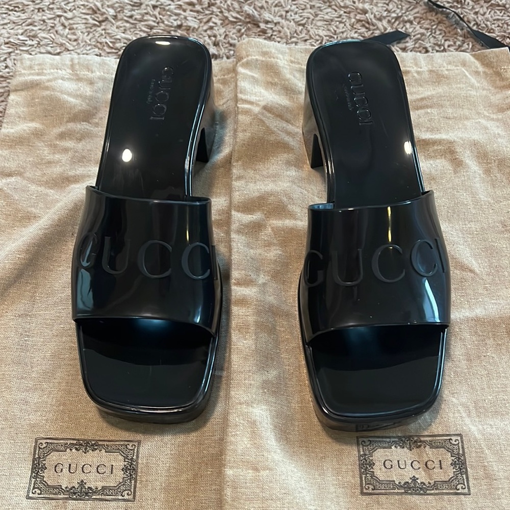 Gucci Nero sandal.